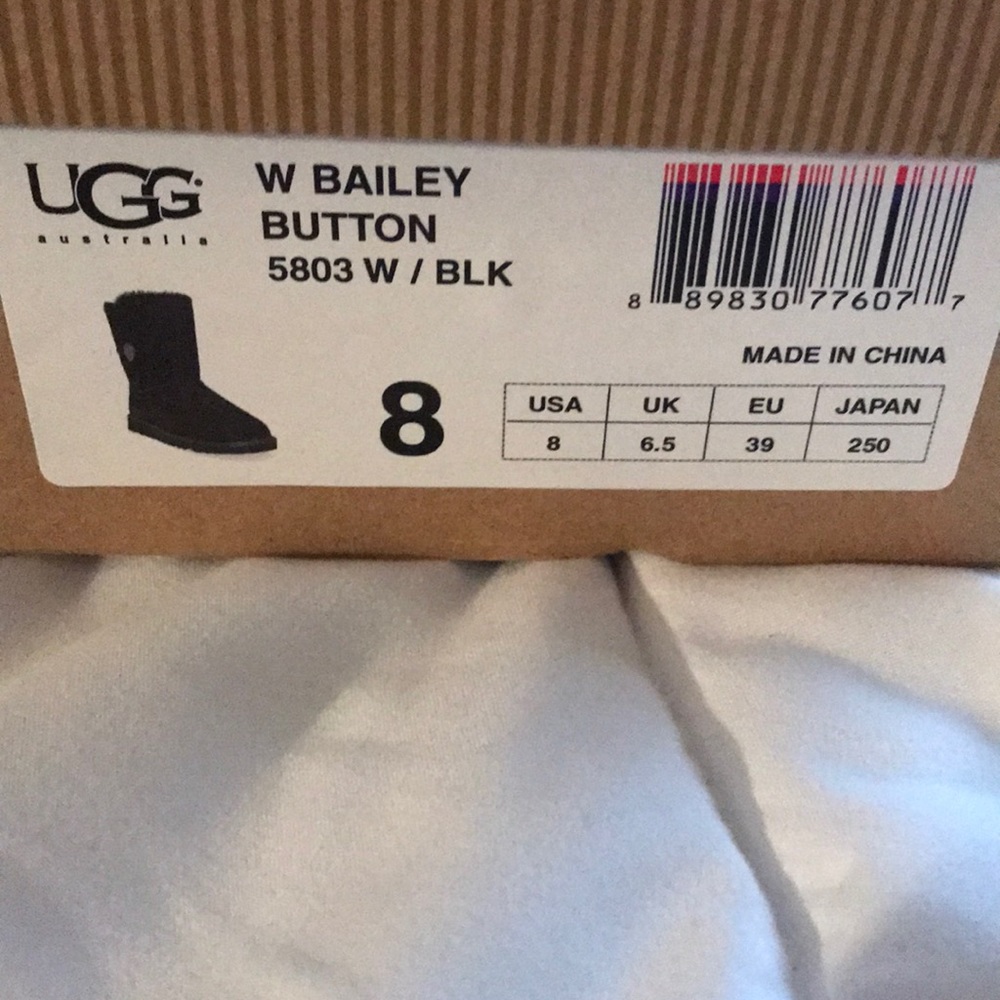 UGG size 8 black Bailey Button